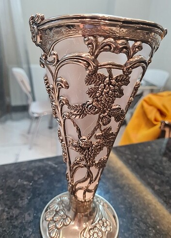 Gümüş kaplama işlemeli vazo