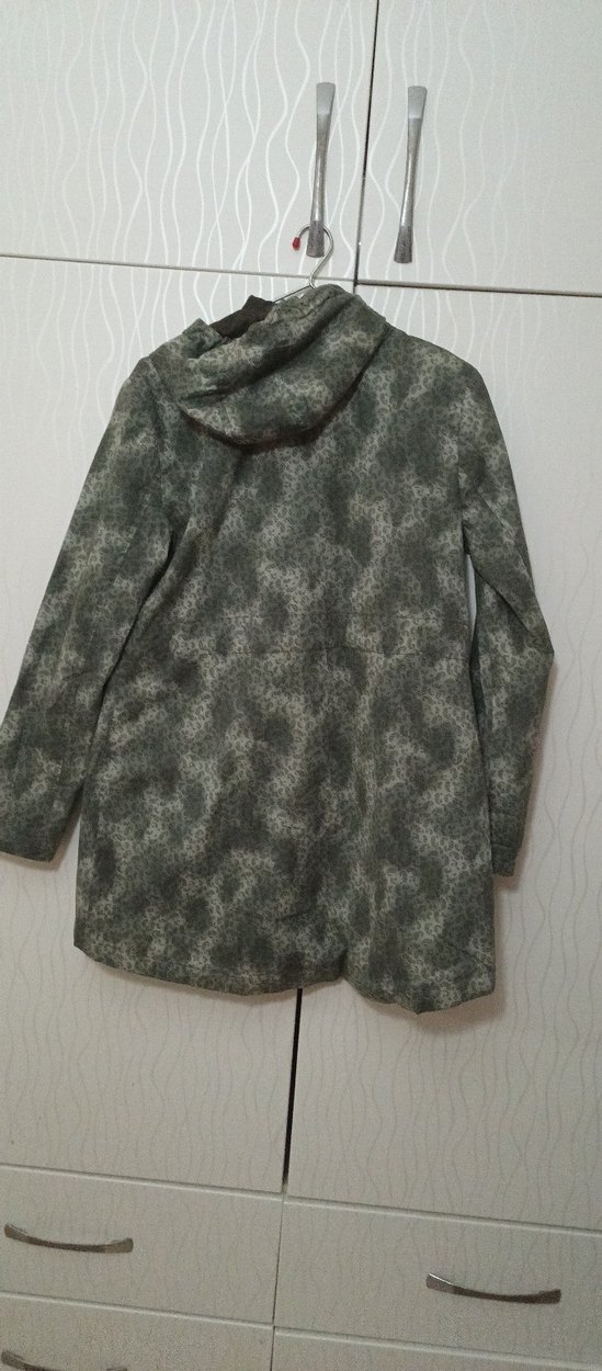 haki Kamuflaj Desenli Kadın yağmurluk - Görsel 2