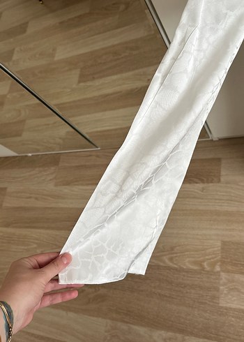 42 Beden Detaylı Beyaz Yılan Desenli Kısa Elbise