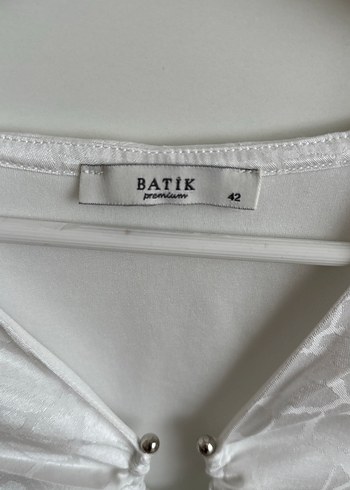 Batik Detaylı Beyaz Yılan Desenli Kısa Elbise