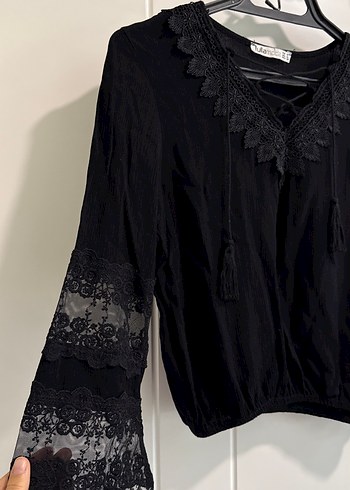 Dantel Detaylı Siyah V Yaka Bluz - Görsel 3