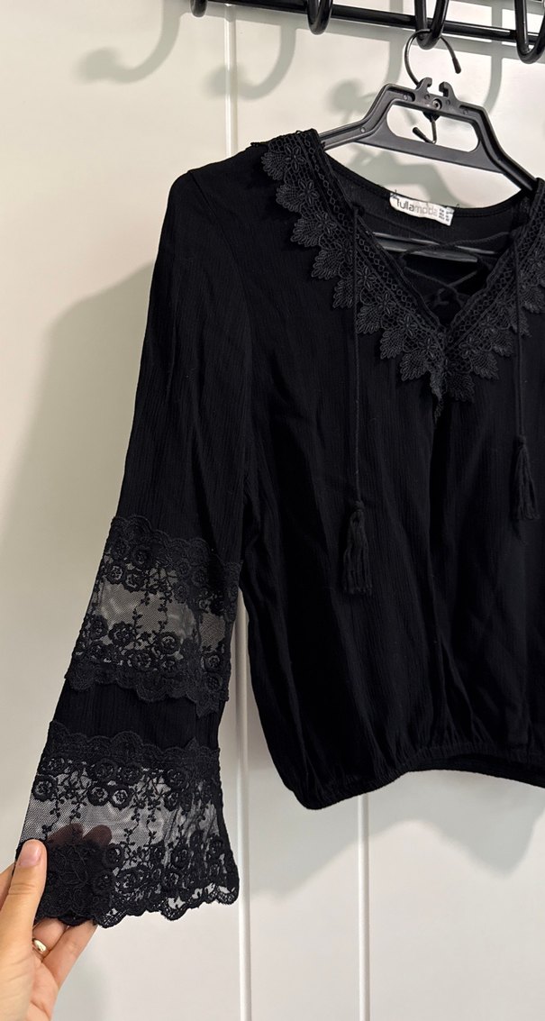 Dantel Detaylı Siyah V Yaka Bluz - Görsel 3