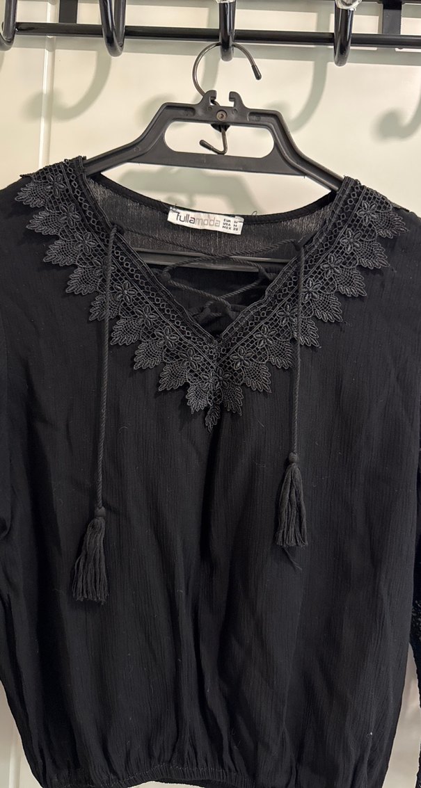 Dantel Detaylı Siyah V Yaka Bluz - Görsel 2