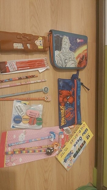 Çeşitli kalem kutular ve kalemler