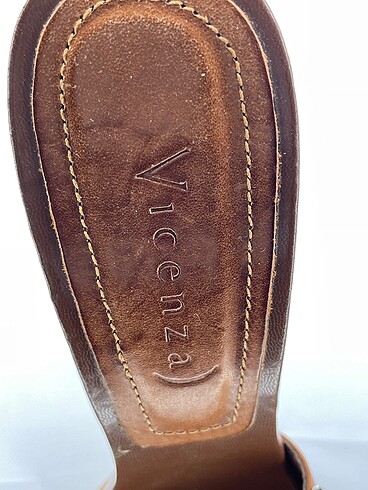 37 Beden kahverengi Renk PreLoved Terlik %70 İndirimli.