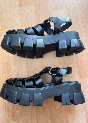 36 Beden Prada Siyah Parlak Platform Topuklu Sandalet