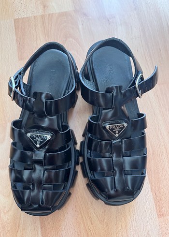 Prada Siyah Parlak Platform Topuklu Sandalet
