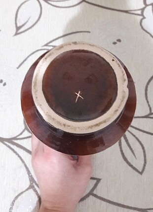  Beden Seramik vazo 23 cm alt kısmında ufak bir atık vardır fotoda göre