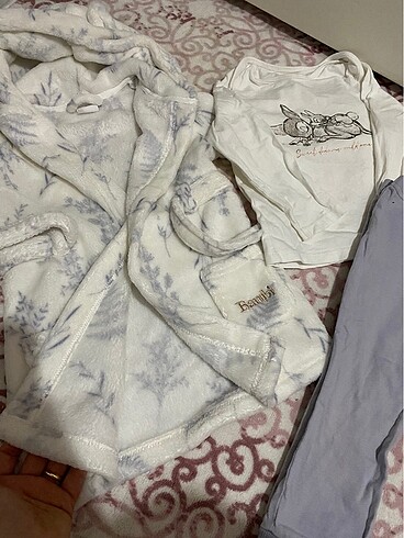 Kız bebek Sabahlıklı pijama takımı.