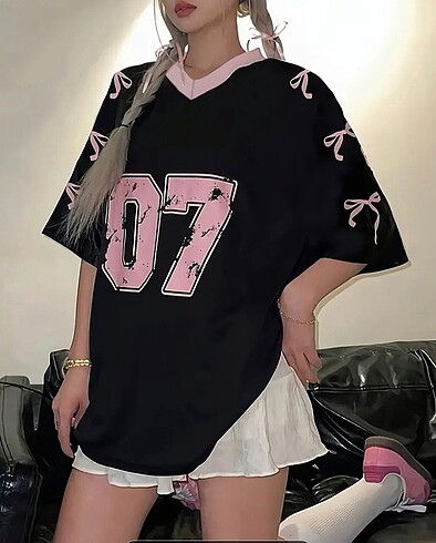 Y2k Coquette Siyah V Yaka 07 Yazılı Oversize Tshirt