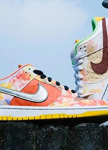 NIKE SB DUNK LOW STREET HAWKER SNEAKER