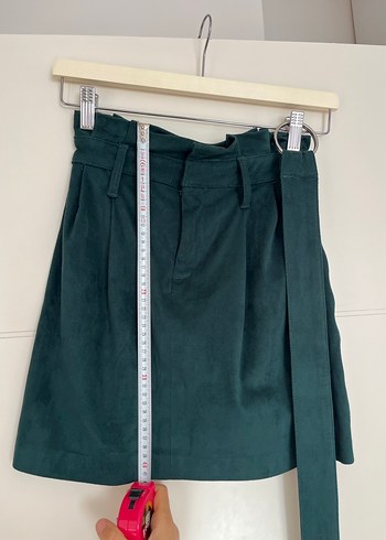 Kemer Detaylı Koyu Yeşil Süet Mini Etek - Görsel 2