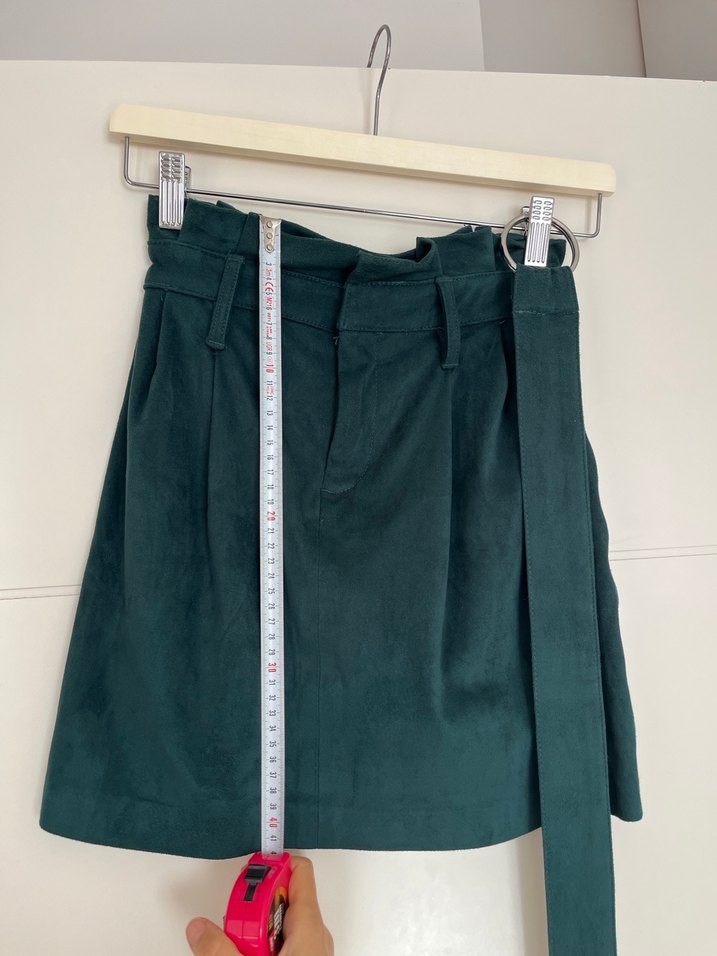 Kemer Detaylı Koyu Yeşil Süet Mini Etek - Görsel 2