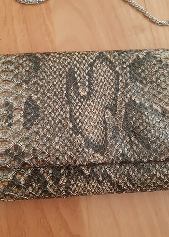 Diğer Zincir Detaylı Bej Yılan Derisi Desenli Kadın Portföy Çanta