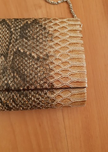 Beden Zincir Detaylı Bej Yılan Derisi Desenli Kadın Portföy Çanta