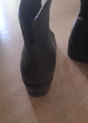 37 Beden Kadın Siyah Deri Dolgu Topuklu Fermuarlı Bot