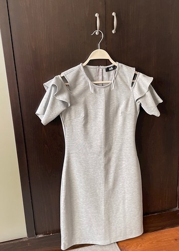 Gri Midi Omuzları Açık Fırfırlı Elbise - Görsel 2