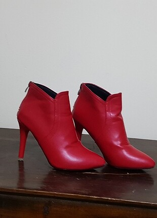 Kırmızı ince topuklu ayakkabı 