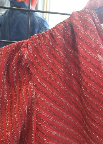 Kırmızı Pilili Tek Omuz açık Bluz - Görsel 3