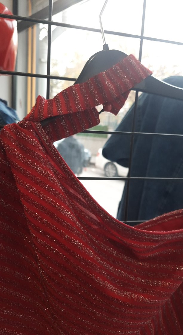 Kırmızı Pilili Tek Omuz açık Bluz - Görsel 2