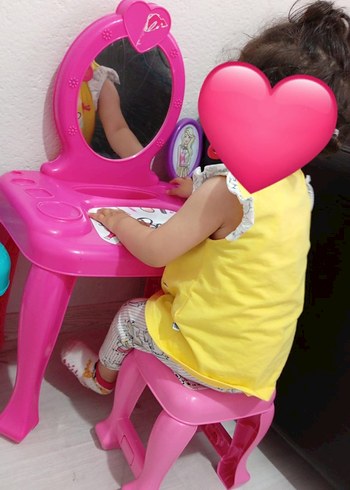 Pembe Çocuk Oyun Makyaj Masası ve Taburesi taburesi dahildir
