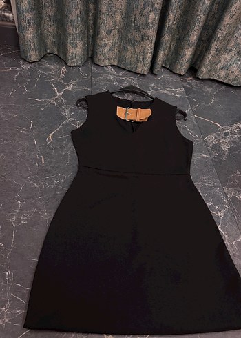 m Beden Zara model Kemer Detaylı Siyah Kolsuz Mini Elbise