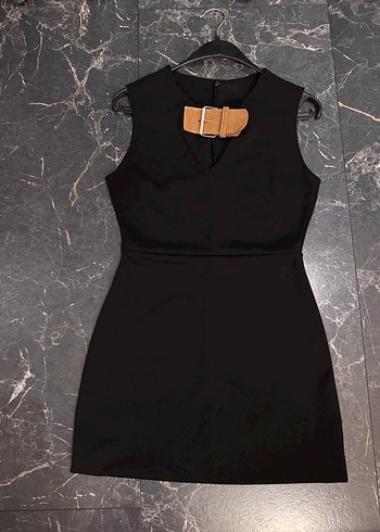Zara model Kemer Detaylı Siyah Kolsuz Mini Elbise