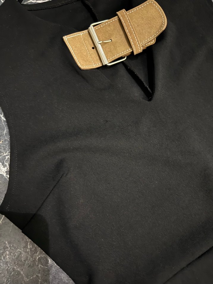 Zara model Kemer Detaylı Siyah Kolsuz Mini Elbise - Görsel 3