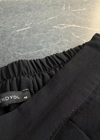 Kadın Siyah Midi Kumaş Pantolon Kemerli - Görsel 4