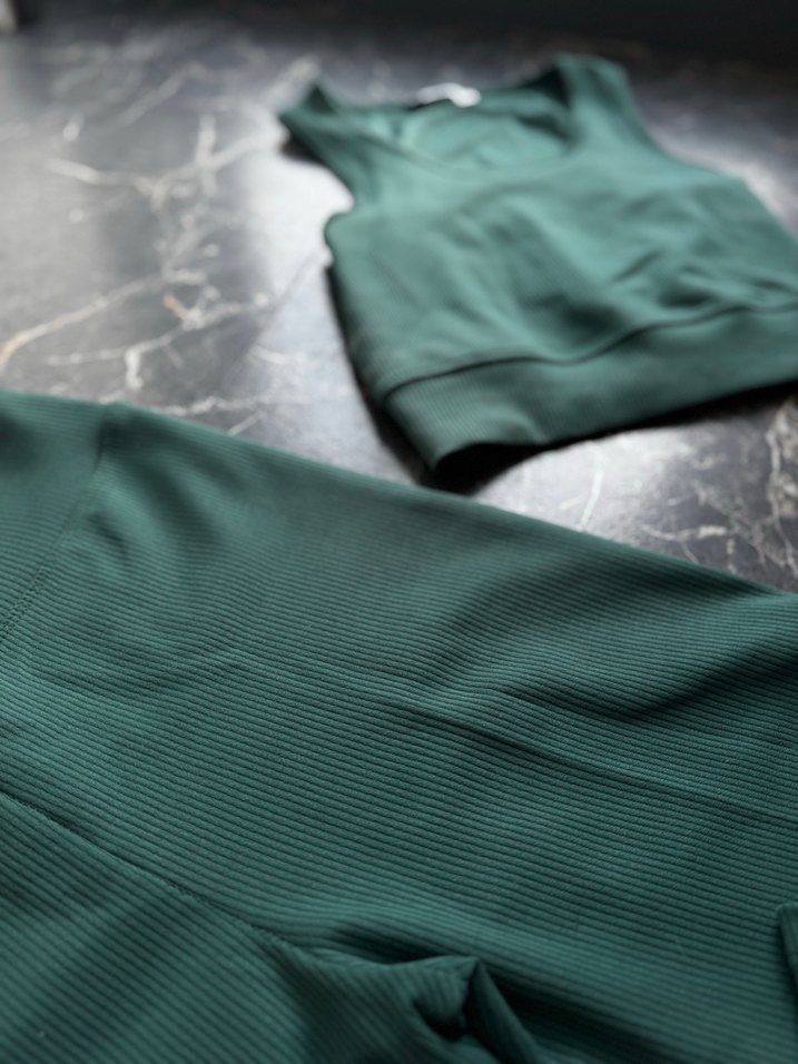 Koyu Yeşil Kadın Spor Tayt ve Atlet Takımı - Görsel 3