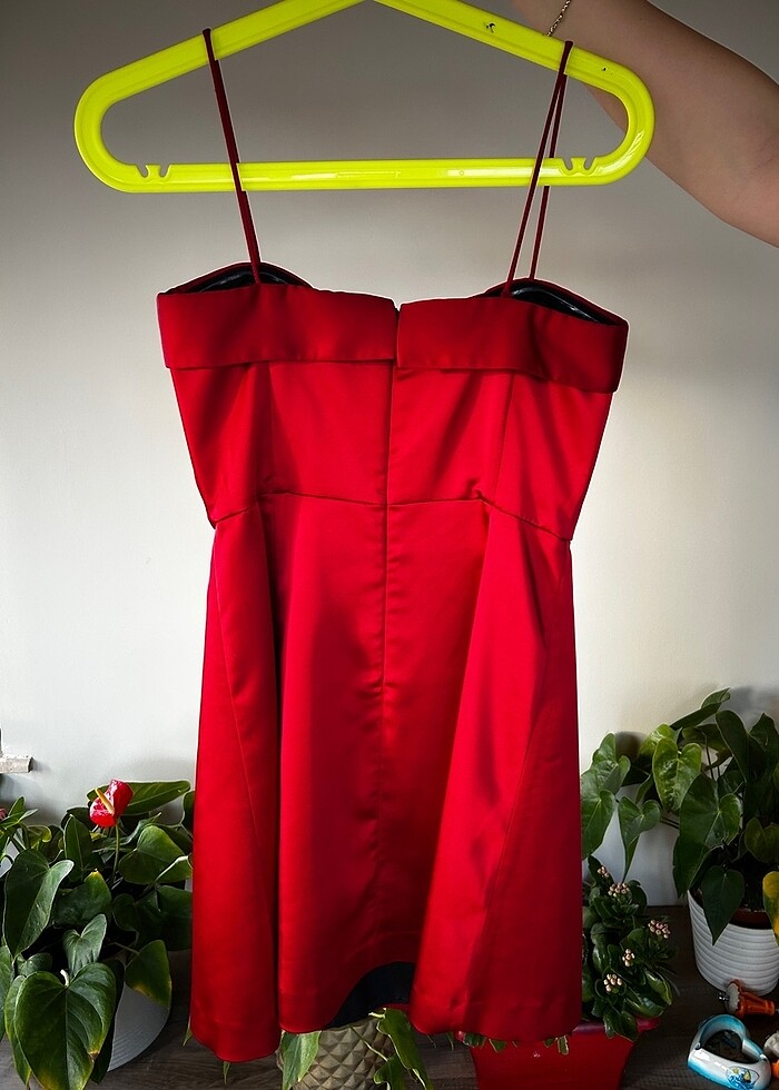Kırmızı saten elbise - Görsel 2