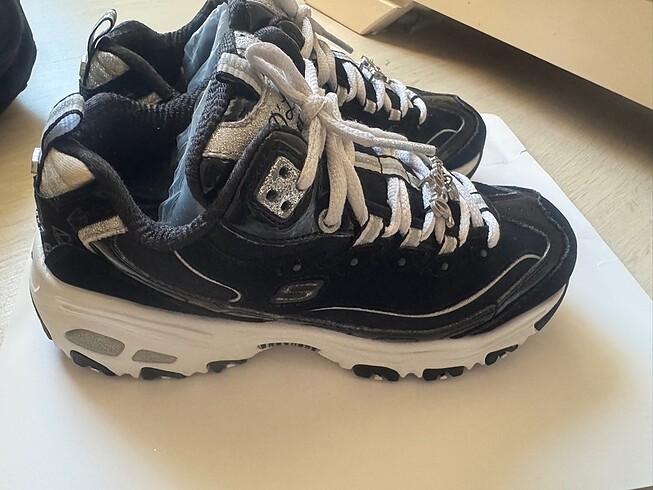 37 Beden siyah Renk Orijinal Skechers ayakkabı