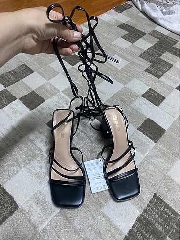 Flo Ayakkabı Siyah bağcıklı topuklu ayakkabı