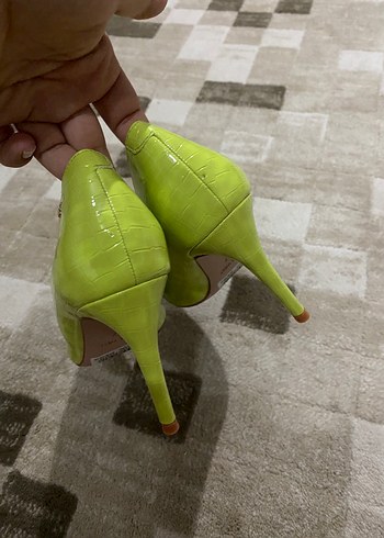 36 Beden yeşil Renk Sarı Parlak Yılan Desenli Stiletto
