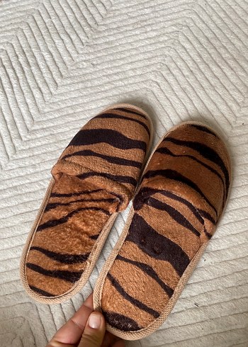 Kahverengi Zebra Desenli Kadın Ev Terliği - Görsel 4