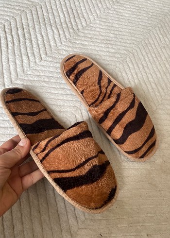 Kahverengi Zebra Desenli Kadın Ev Terliği - Görsel 3