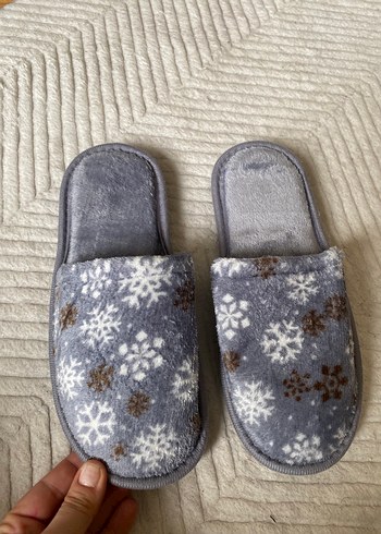 Gri Kadın Ev Terliği Kar Desenli - Görsel 3