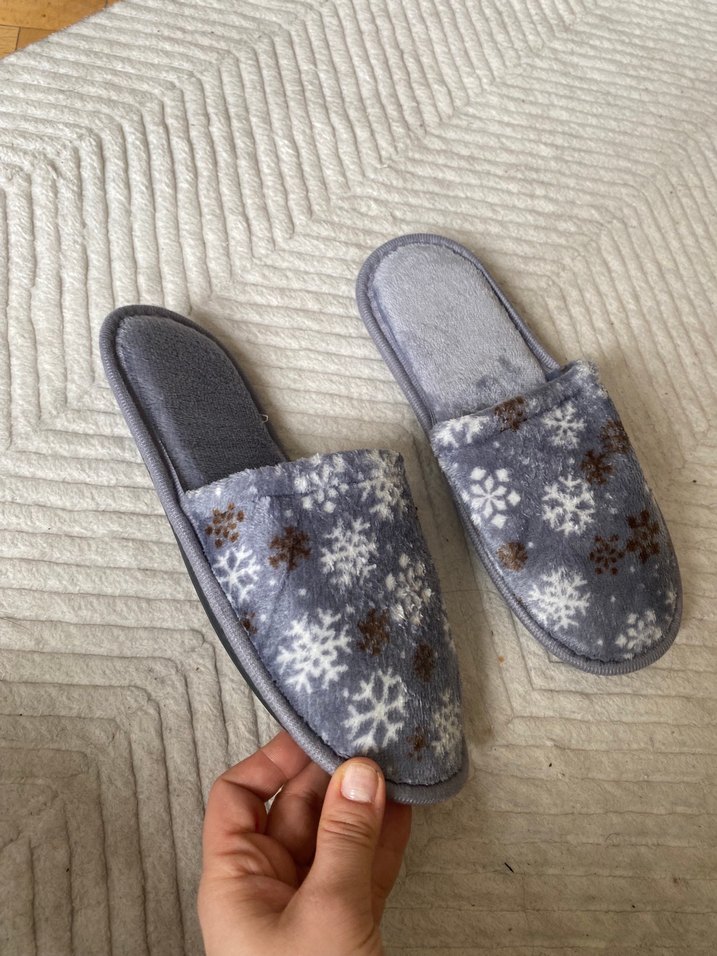 Gri Kadın Ev Terliği Kar Desenli - Görsel 2