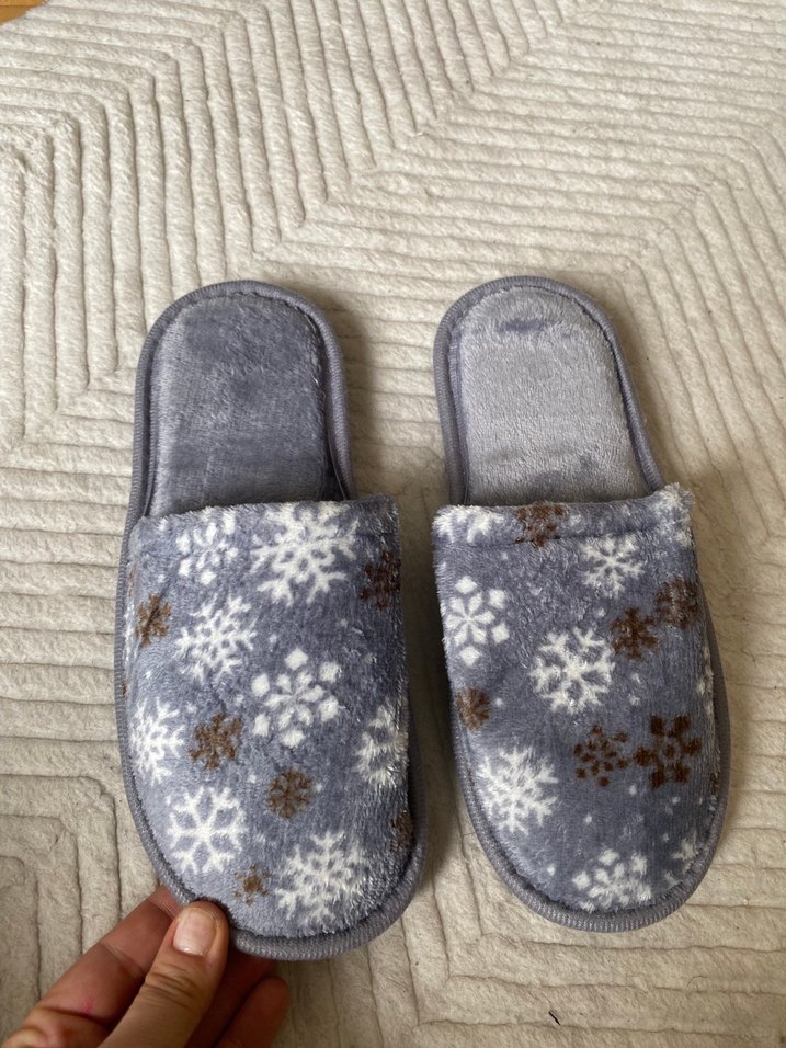 Gri Kadın Ev Terliği Kar Desenli - Görsel 3