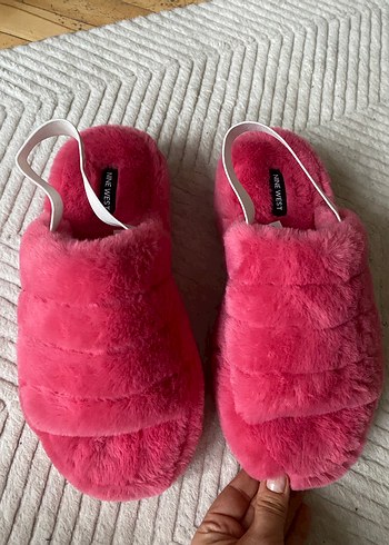 Pembe Tüylü Kadın Ev Terliği - Görsel 2