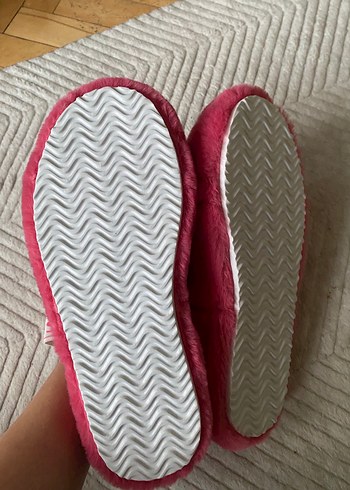 Pembe Tüylü Kadın Ev Terliği - Görsel 5