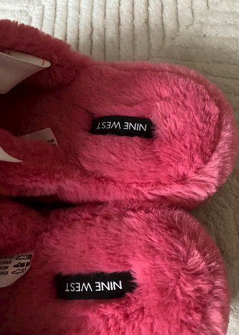 Pembe Tüylü Kadın Ev Terliği - Görsel 4