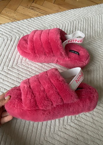 Pembe Tüylü Kadın Ev Terliği - Görsel 3