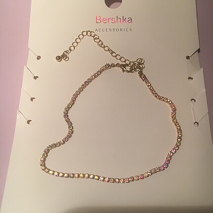 Swarovski Taş Detay Kolye Ve Beyaz Şort