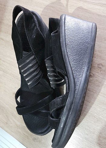 Skechers SATILDI** Siyah Dolgu Topuklu Kadın Sandalet