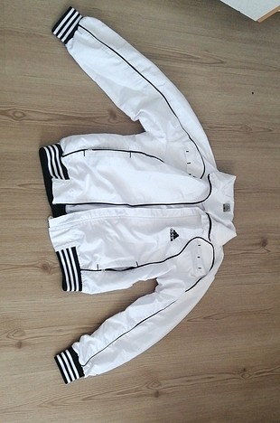 Adidas olup olmadığı konusunda tam bir bilgim yok 