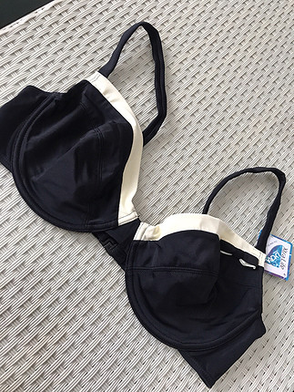 Siyah bikini üstü