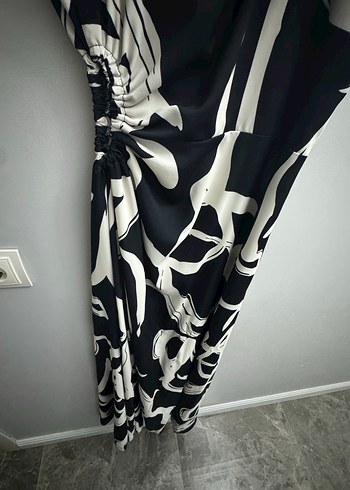 Siyah Beyaz Desenli Uzun Drapeli Elbise - Görsel 2