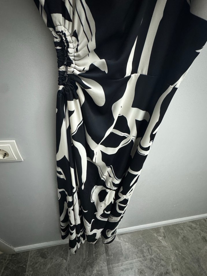 Siyah Beyaz Desenli Uzun Drapeli Elbise - Görsel 2