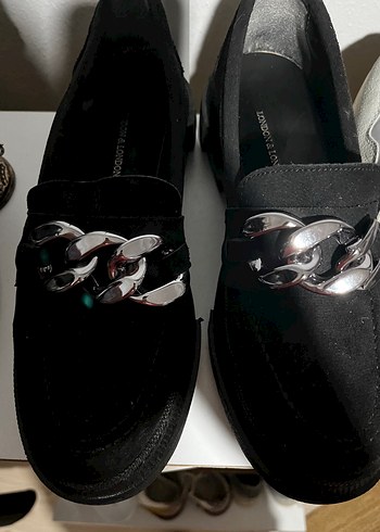 Zincir Detaylı Siyah Süet Blok Topuklu Loafer